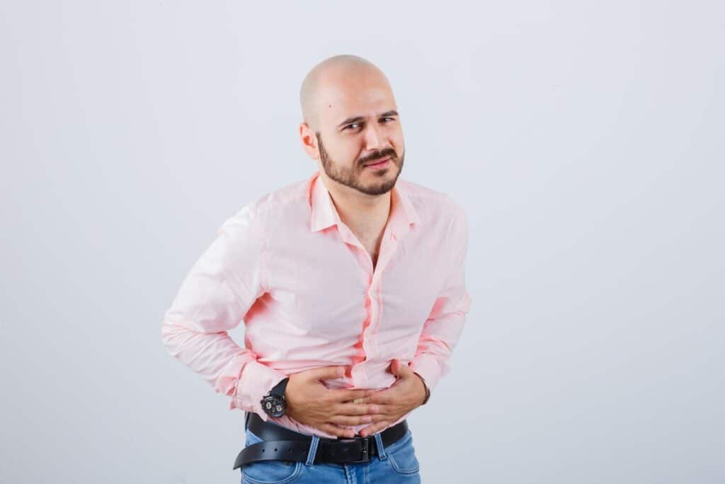 זכר צעיר סובל מכאבי בטן