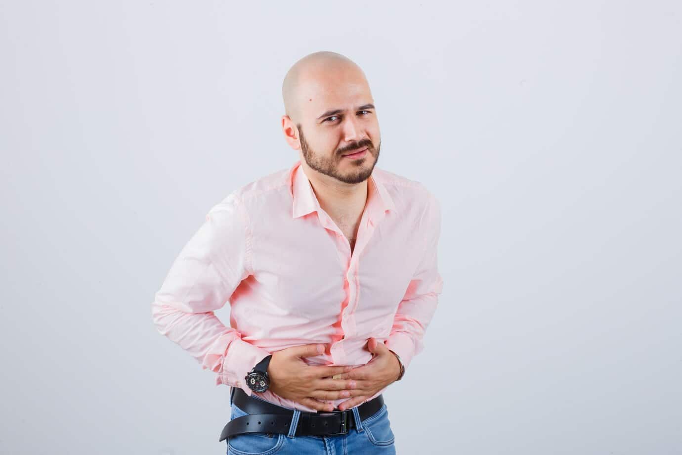 זכר צעיר סובל מכאבי בטן