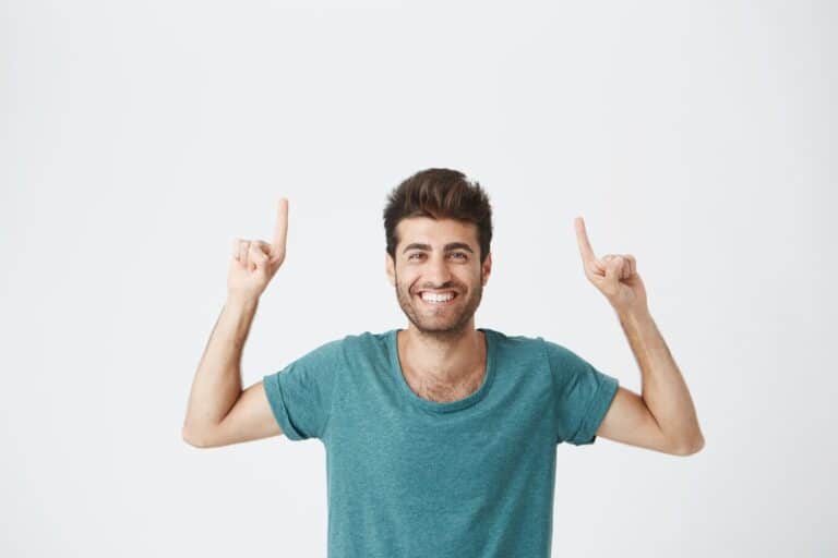 צעיר מצביע אצבעות