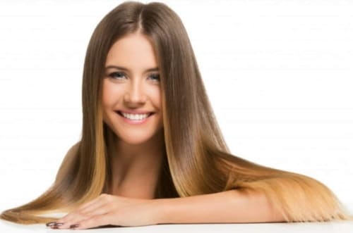 אישה עם שיער ארוך ומבריק