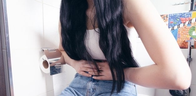 אישה עם כאב בטן