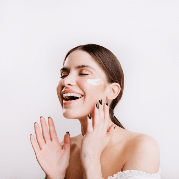אישה מורחת קרם פנים
